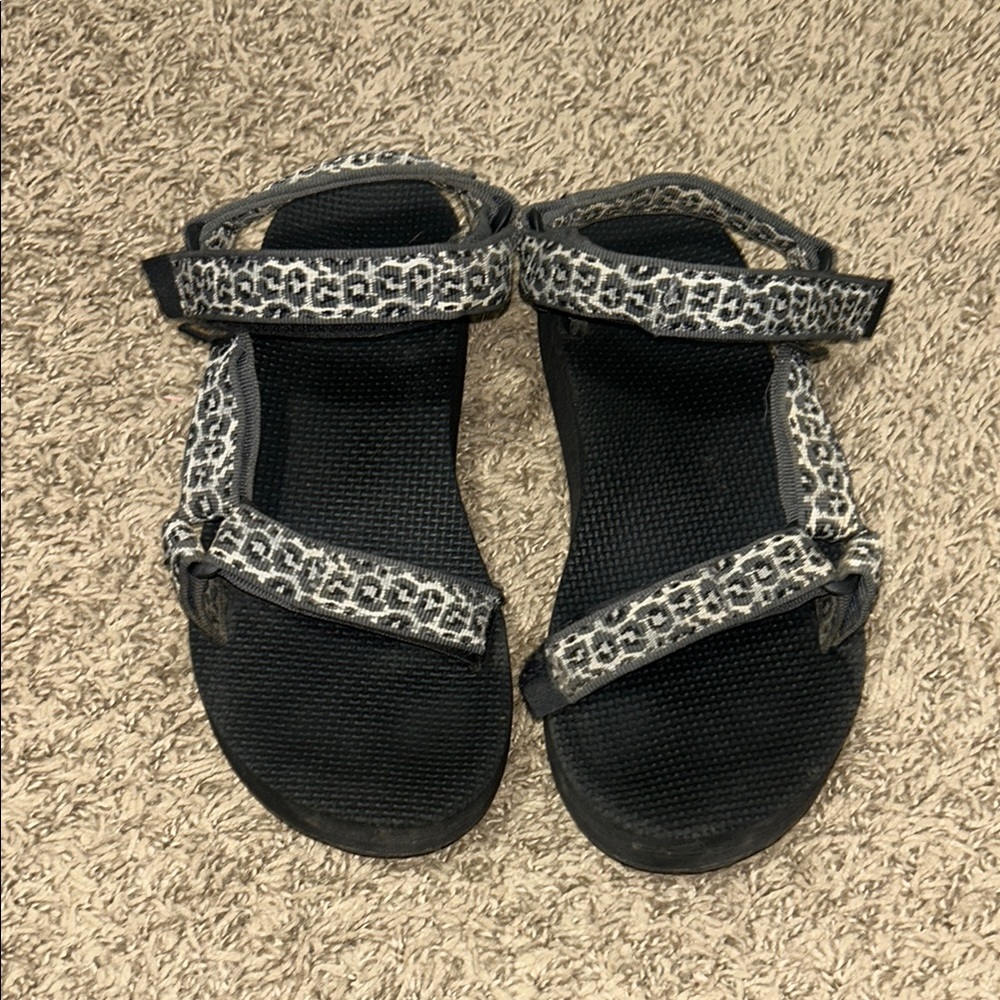 Women’s cheetah print tevas